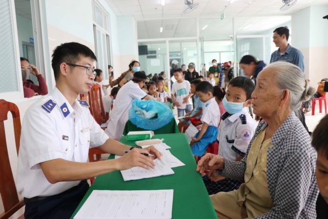 A doctor provides health consultations for the elderly and children in Ly Son island district, Quang Ngai province (Photo: VNA)