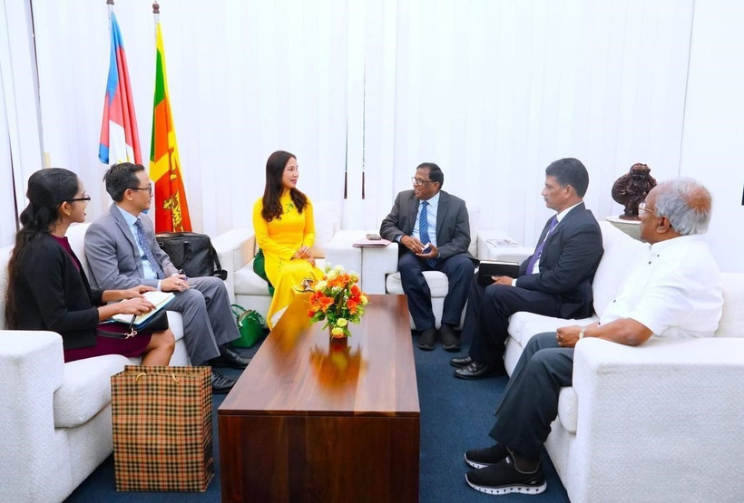 At the meeting between Vietnamese Ambassador to Sri Lanka Trinh Thi Tam (in yellow dress) and Northern Province Governor Nagalingam Vethanayahan on November 17 (Source: Vietnamese Embassy in Sri Lanka)