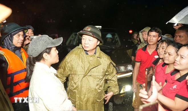 Deputy Prime Minister Tran Hong Ha visits residents affected by flooding on Chi Lang street in Phu Xuan ward, Hue city, on the evening of October 28. (Photo: VNA)
