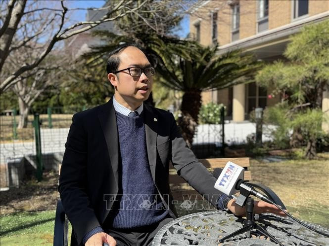 Nguyen Hong Son, President of the Union of Vietnamese Associations in Japan, grants an interview to the Vietnam News Agency's reporter. (Photo: VNA)