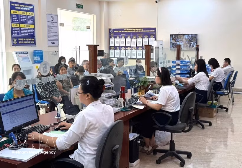 Civil servants of Chuyen My commune in Hanoi handl administrative procedures for local residents. (Photo: VNA)