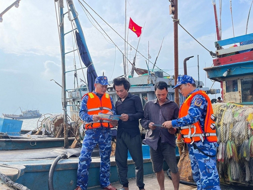 The crew of Coast Guard vessel CSB 1011 disseminate information to raise fishermen’s awareness about IUU fishing. (Photo: Vietnam Coast Guard)
