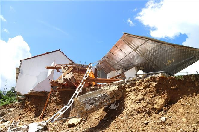 A house in Vang Mon village (Nga My commune, Nghe An province) collapsed due to flash floods. (Photo: VNA) 