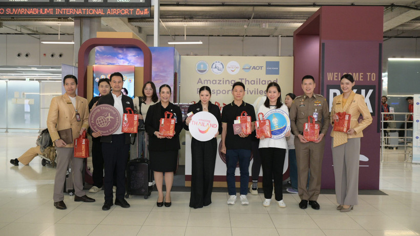 Under the campaign, travelers can receive a free Amazing Bag by simply presenting their passports at designated distribution points. (Photo: tatnews.org)