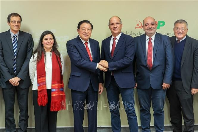 Phan Dinh Trac, Politburo member, Secretary of the Communist Party of Vietnam (CPV) Central Committee and head of its Commission for Internal Affairs, shakes hands with Paulo Raimundo, Secretary-General of the Portuguese Communist Party, during the Vietnamese Party delegation's working trip to Portugal from November 22-27. (Photo: VNA)