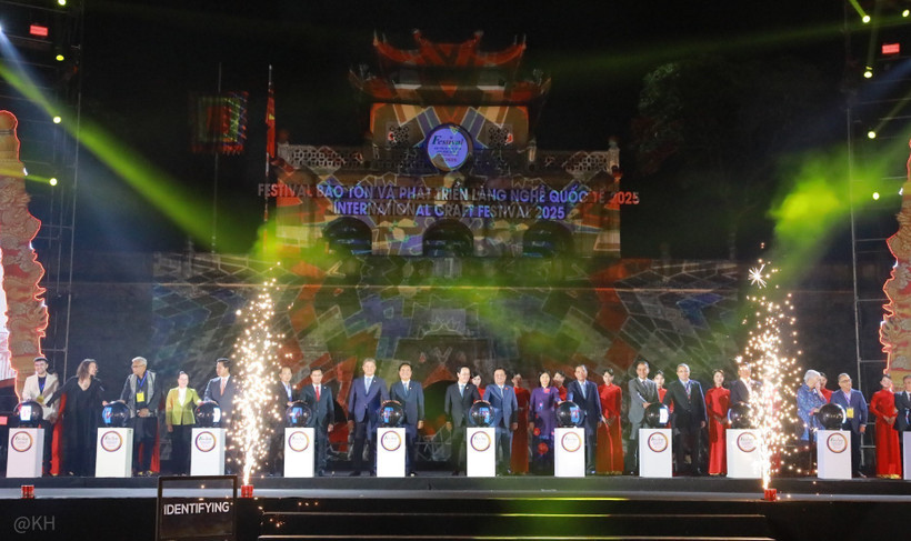 Delegates press the buttons to kick off the event (Photo: VNA)