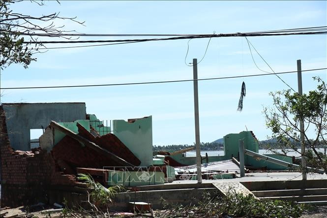 Houses in Xuan Canh commune, Dak Lak province, completely collapse. (Photo: VNA)