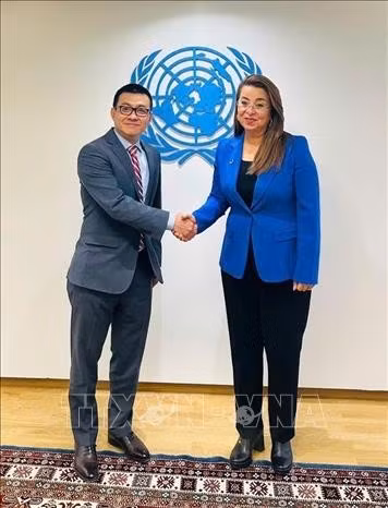 Ghada Waly, outgoing Executive Director of the UN Office on Drugs and Crime (UNODC) (R) and Vietnamese Ambassador to Austria Vu Le Thai Hoang (Photo: The Embassy of Austria in Vietnam)