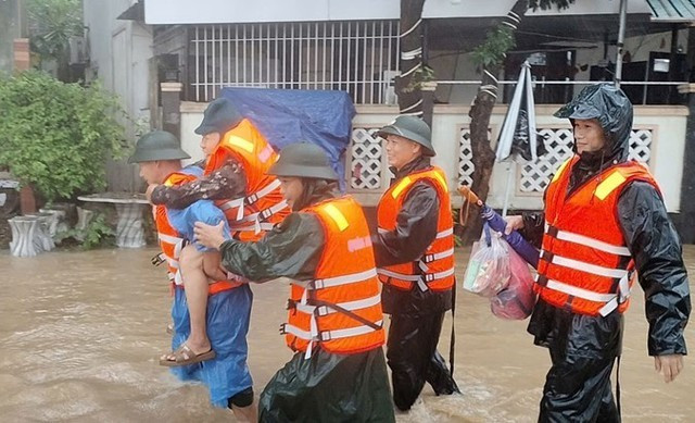 In many areas, people have to evacuate at night, with homes being swept away, livelihoods disrupted, and daily life completely upended. (Photo: https://xaydungchinhsach.chinhphu.vn)