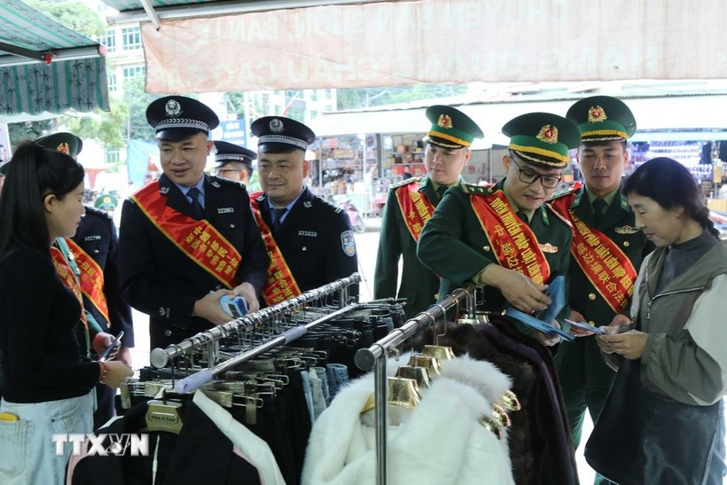 Vietnamese, Chinese border guards disseminate laws in Lang Son's Tan Thanh market (Photo: VNA)