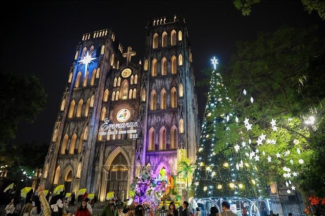 Vibrant atmosphere at St Joseph's Cathedral near Hoan Kiem Lake in Hanoi ahead of Chrismas (Photo: VNA)