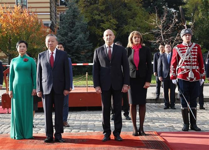 From left: General Secretary of the Communist Party of Vietnam Central Committee To Lam (2nd) and his spouse Ngo Phuong Ly (1st), and Bulgarian President Rumen Radev (3rd) and his spouse Desislava Radeva at the official welcome ceremony for the Vietnamese leader on the morning of October 23 in Sofia. (Photo: VNA)
