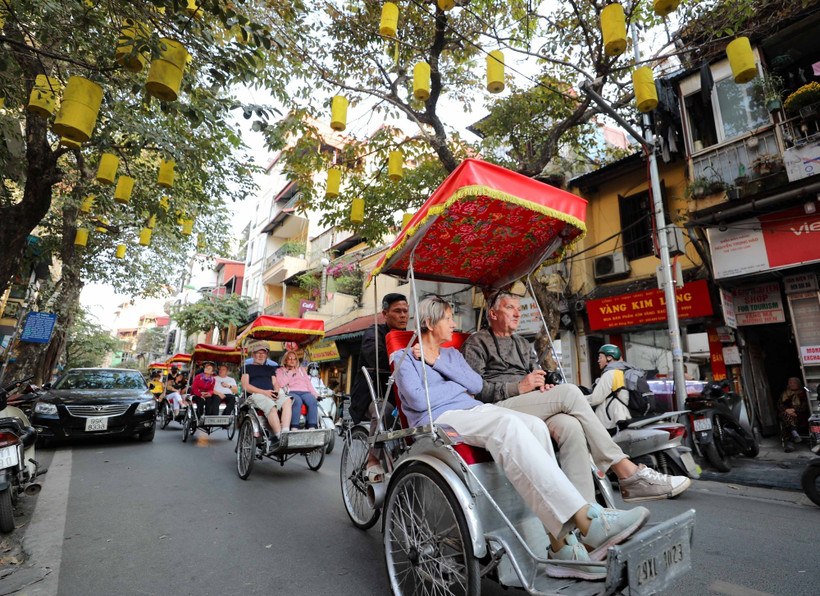 Foreign tourists visit Hanoi's Old Quarter. (Photo: VNA)