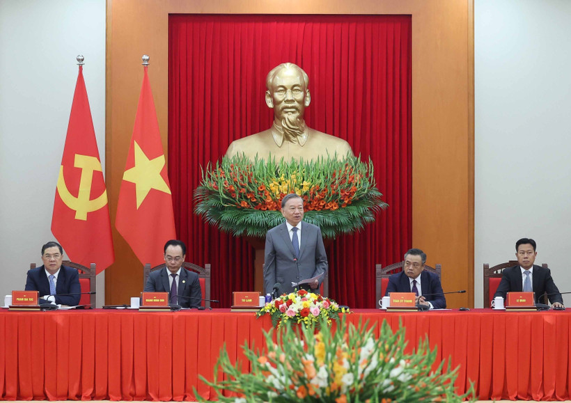 Party General Secretary To Lam (standing) addresses the reception. (Photo: VNA)