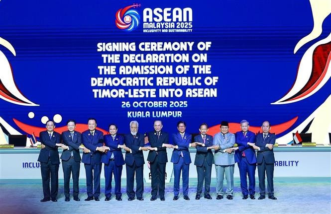Prime Minister Pham Minh Chinh (fourth from left) and heads of delegations pose for a group photo at the opening ceremony of the 47th ASEAN Summit and Related Summits. (Photo: VNA)