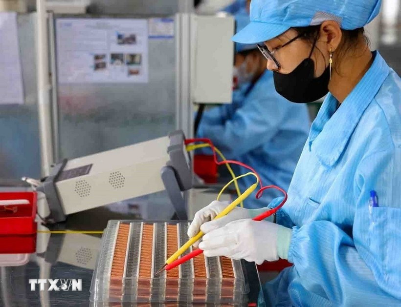 Workers produce electronic components (Photo: VNA)