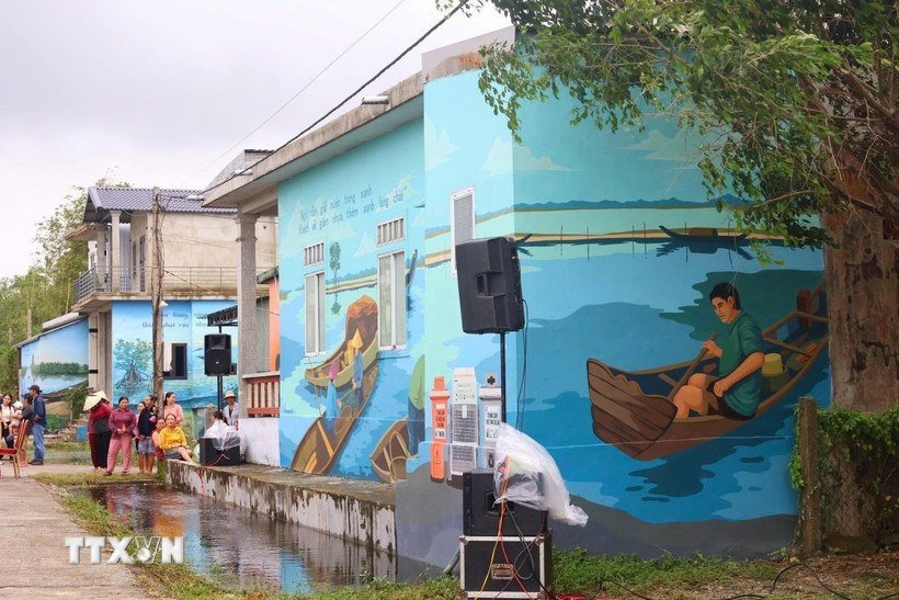 A part of the Cu Lac – Ngu My Thanh mural road for plastic reduction in Ngu My Thanh village in the central city of Hue. (Photo: VNA)