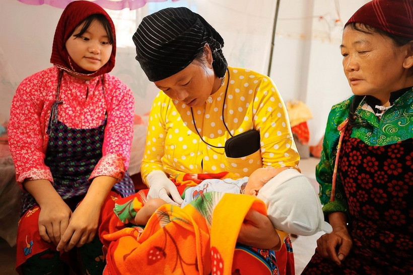 Midwives help people gradually abandon bad customs and access health care for mothers and children during pregnancy and childbirth. (Photo: VNA)