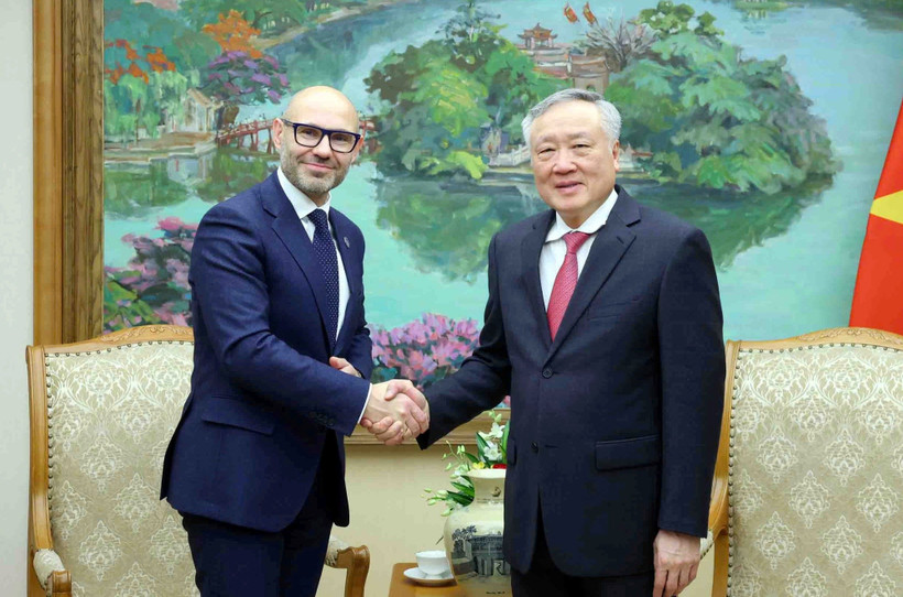 Permanent Deputy PM Nguyen Hoa Binh (R) and Dr. Marcin Czepelak, Secretary-General of the Permanent Court of Arbitration (Photo: VNA) 