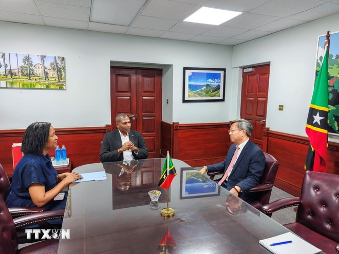 Le Quang Long (R), Vietnam’s Ambassador to Cuba and Saint Kitts and Nevis meets with Prime Minister of Saint Kitts and Nevis Terrance Drew (centre). (Photo: VNA)