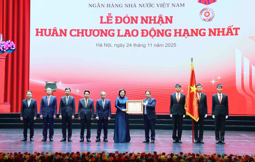 PM Pham Minh Chinh bestows the first-class Labour Order on the SBV (Photo: VNA)