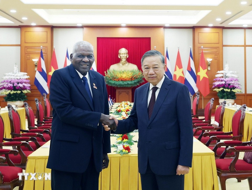 Party General Secretary To Lam receives President of the National Assembly of People’s Power and President of the Council of the State of Cuba, Esteban Lazo Hernández (Photo: VNA) 