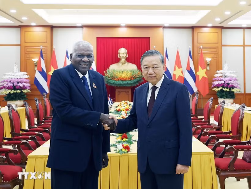 Party General Secretary To Lam receives President of the National Assembly of People’s Power and President of the Council of the State of Cuba, Esteban Lazo Hernández (Photo: VNA) 