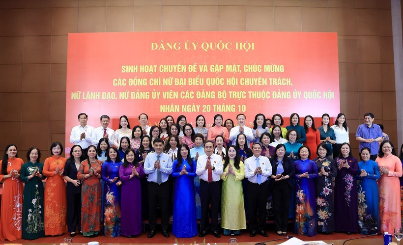 NA Chairman Tran Thanh Man together with female deputies and Party members of the NA Party Committee at the meeting (Photo: VNA)