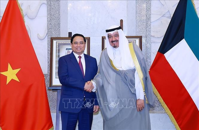 Prime Minister Pham Minh Chinh (L) holds talks with his Kuwaiti counterpart Sheikh Ahmad Al-Abdullah Al-Sabah in Kuwait City on November 17 (Photo: VNA)