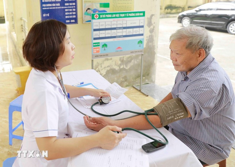 Giving free health check-ups to the elderly in Phu Tho province (Photo: VNA)