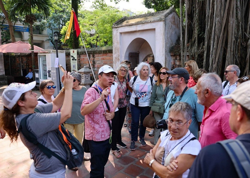 Foreign travellers visit Hanoi (Photo: VNA)