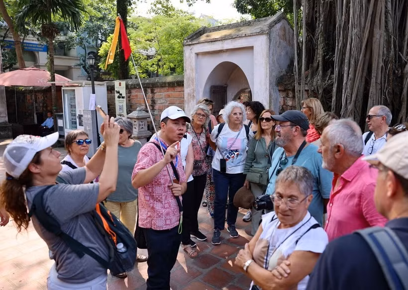 Foreign travellers visit Hanoi (Photo: VNA)