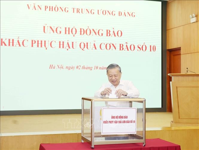 Party General Secretary To Lam offers donation at the event (Photo: VNA)