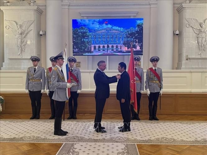 St Petersburg Governor Alexander Beglov (left) presents the badge to Dr Nguyen Quoc Hung, Vice President of the Union of Vietnamese Organisations in Russia and Director of the “Tradition and Friendship” Fund (Photo: VNA)