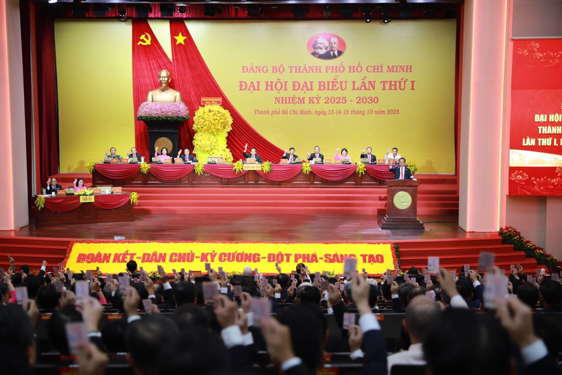 Delegates vote to pass the resolution of the first Congress of the Ho Chi Minh City Party Organisation in the closing session on October 15 morning (Photo: Organising Committee)