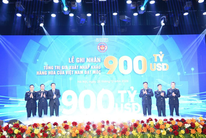 At the Vietnam Customs’ ceremony on December 25 to mark the country’s foreign trade surpassing 900 billion USD for the first time (Photo: VietnamPlus)