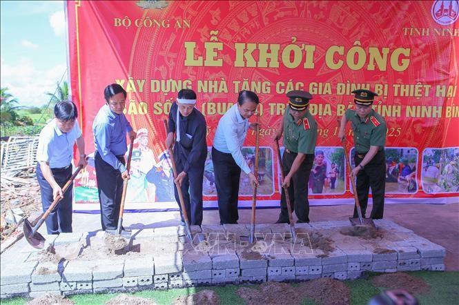 Delegates break the ground to build houses for families severely affected by Typhoon Bualoi and its aftermath in Ninh Binh province. (Photo: VNA)
