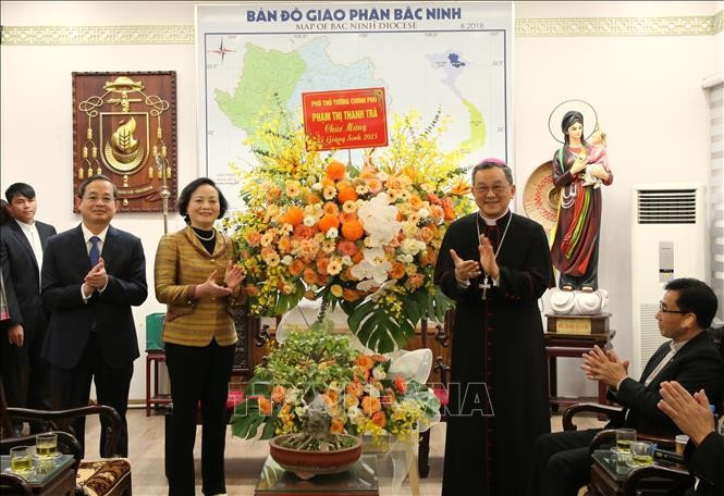 Deputy Prime Minister Pham Thị Thanh Tra (left) presents flowers to Bac Ninh Diocese during her pre-Christmas visit on December 19. (Photo: VNA)