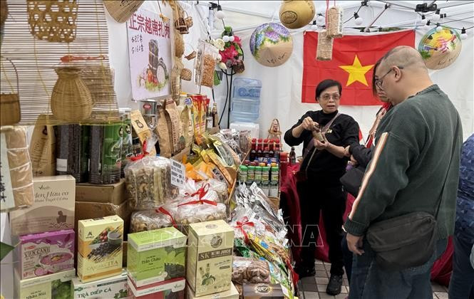 Visitors learn about Vietnamese products at the pavillion of the Vietnam Trade Office in Hong Kong (China) (Photo: VNA)
