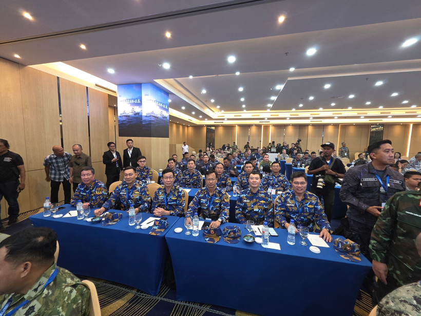 A working delegation from the Vietnam People’s Navy (VPN) taking part in the second ASEAN–US Maritime Exercise (AUMX-2), which opened on December 10 in Indonesia. (Photo: VNA)