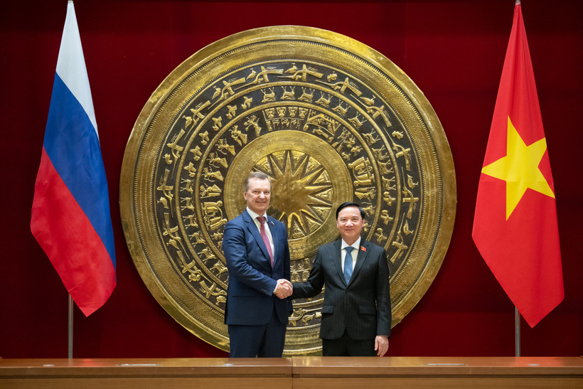 National Assembly Vice Chairman Nguyen Khac Dinh (R) and visiting First Deputy Speaker of Federation Council of Russia's Federal Assembly Andrey Vladimirovich Yatskin in Hanoi on December 1. (Photo: quochoi.vn)