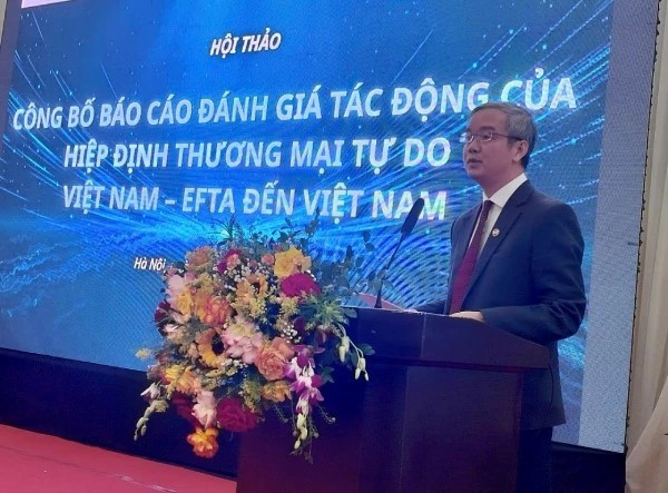 Dao Ngoc Tien, Vice Rector of Foreign Trade University, speaks at the event. (Photo: doanhnghiepvn.vn)