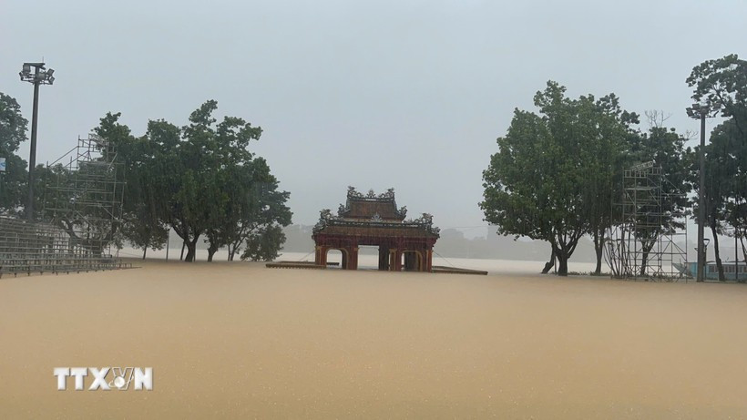 The water level of Huong River rises, submerging Nghinh Luong Pavilion (Phu Xuan ward) in floodwaters. (Photo: VNA)