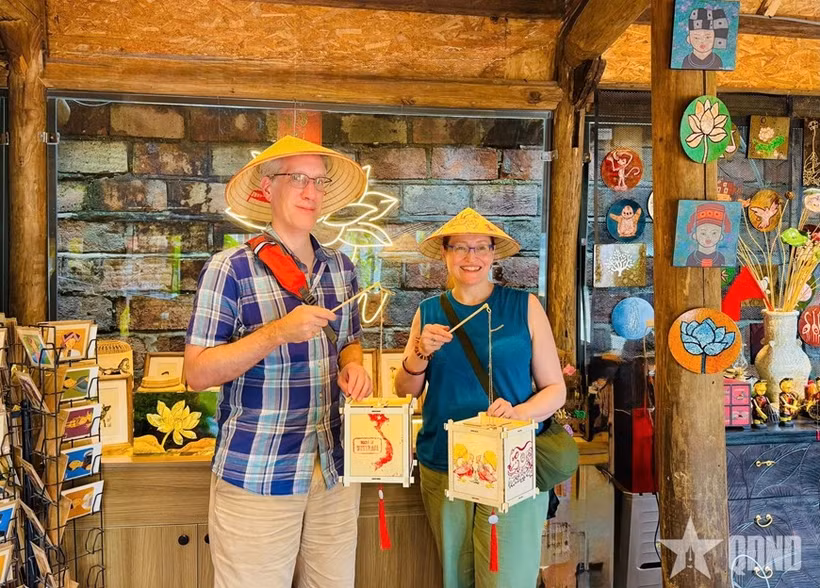 Foreign tourists experience making lanterns at the Van Mieu – Quoc Tu Giam complex in Hanoi. (Photo: qdnd.vn)