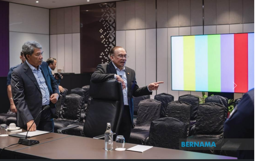  Malaysian Prime Minister Datuk Seri Anwar Ibrahim, accompanied by Foreign Minister Datuk Seri Mohamad Hasan (left), inspects the preparations for the 47th ASEAN Summit at the Kuala Lumpur Centre on October 13 (Photo: Bernama)