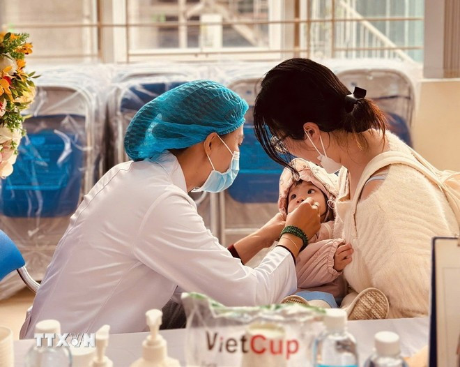 A child is given vitamin A at a medical station in Cua Nam ward, Hanoi. (Photo: VNA) 