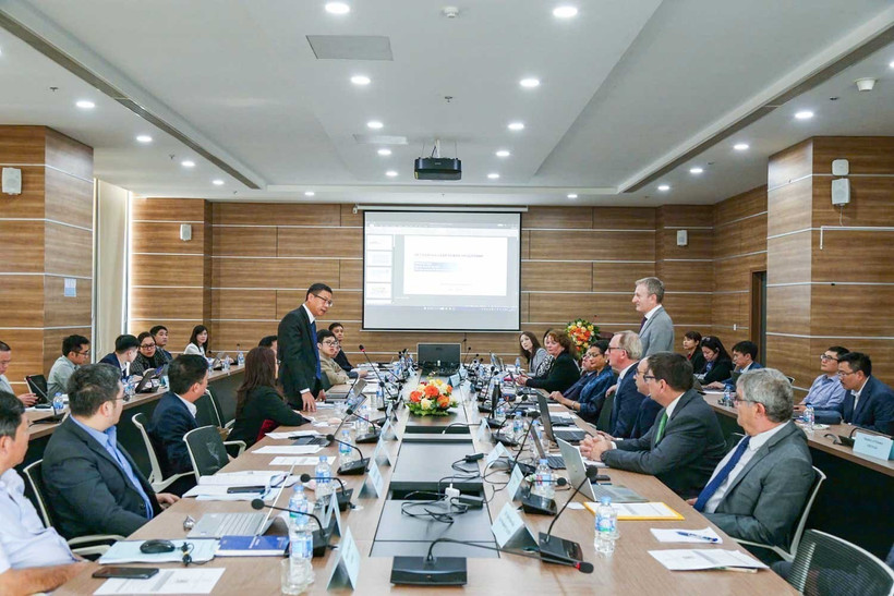 Deputy Minister of Science and Technology Le Xuan Dinh (standing, left) speaks at the working session with INIR Mission in Hanoi on December 1. (Photo: VNA)