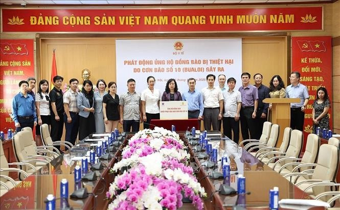 Minister of Health Dao Hong Lan and ministry staff present donations from the ministry to the VFF Central Committee (Photo: VNA)