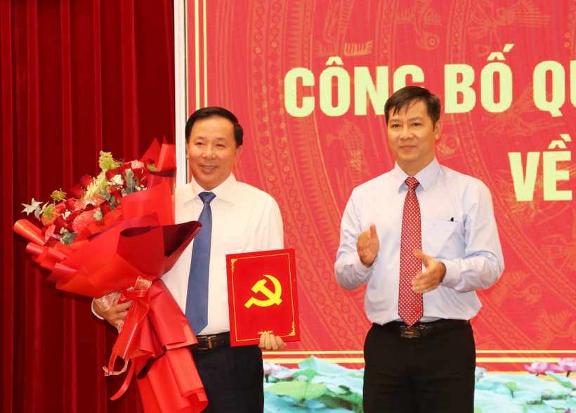 Nguyen Van Ut (left) receives the decision by the Party Central Committee’s Secretariat to assign him to join the Party Committee of Dong Nai province and its Standing Board, and hold the position of Deputy Secretary of the Dong Nai Party Committee for the 2025-2030 tenure. (Photo: VNA)