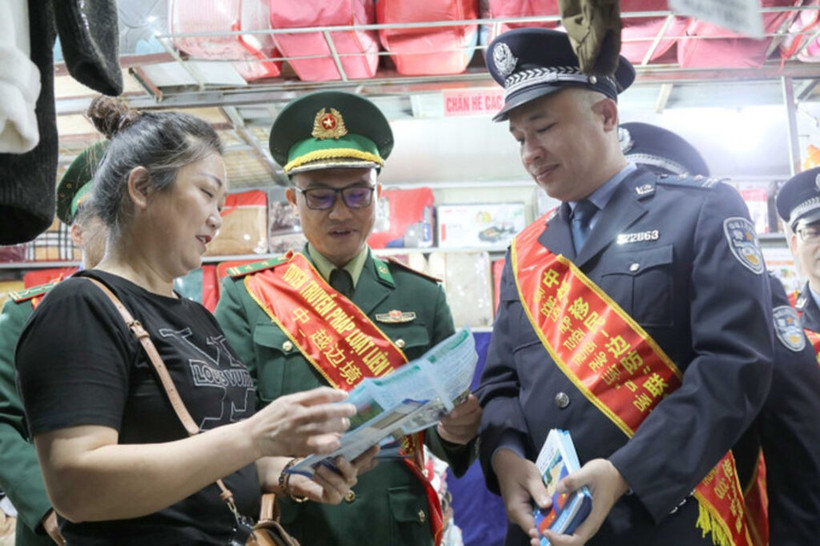 Border guards of Vietnam and China disseminate border-related legal regulations to traders at Tan Thanh market in Lang Son province of Vietnam. (Photo: VNA)